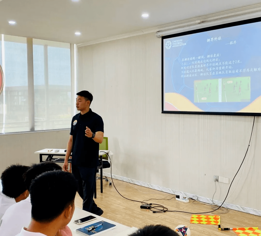 包含全国青少年足球裁判员培训示范体系正式实施的词条