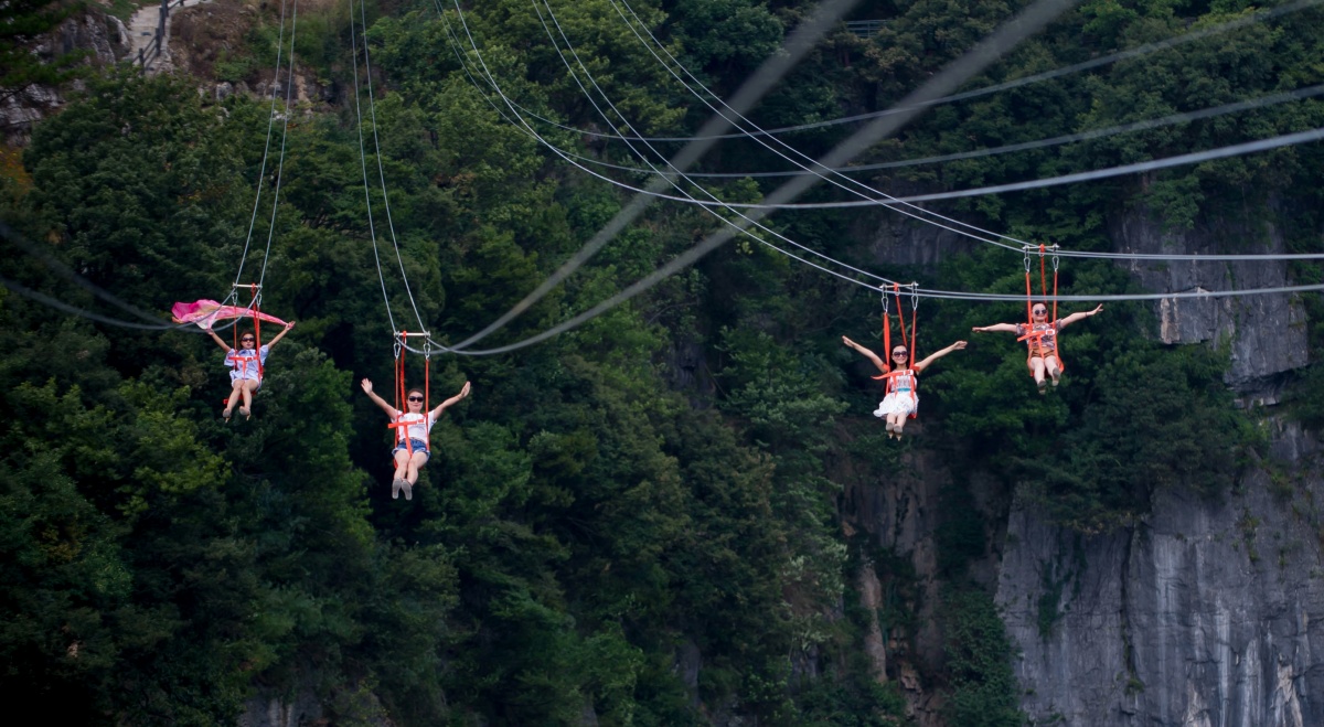 开云kaiyun-夏季高空滑索挑战，飞跃山谷的极速体验的简单介绍